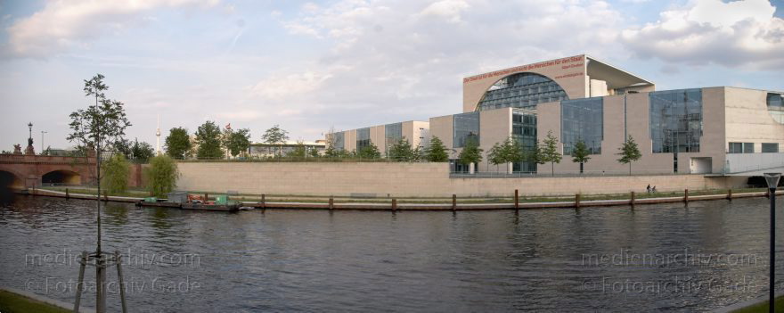 Berlin. Tiergarten. Spree. Kanzleramt
3. 7. 2005. Berlin. Mitte. Tiergarten. Regierungsviertel. Fluss Spree. Kanzleramt
Schlüsselwörter: Berlin;Bundeskanzleramt;Deutschland;Fluss;Germany;Mitte;Panorama;Regierungsbezirk;Spree;2005;Tiergarten
