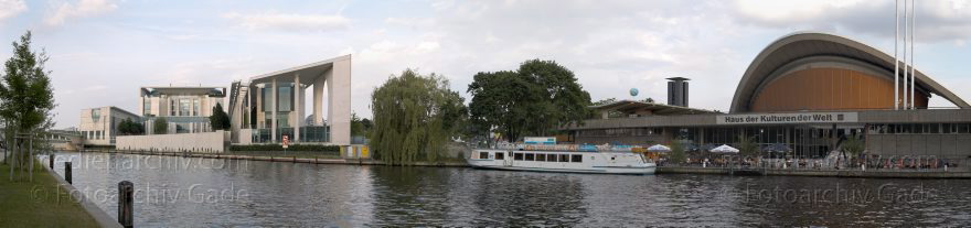 Berlin. Tiergarten. Spree.
3. 7. 2005. Berlin. Mitte. Tiergarten. Regierungsviertel. Fluss Spree.
Schlüsselwörter: Berlin;Bundeskanzleramt;Deutschland;Fluss;Germany;Haus der Kulturen der Welt;Mitte;Panorama;Regierungsbezirk;Schwangere Auster;Spree;Tiergarten;2005;Ufer