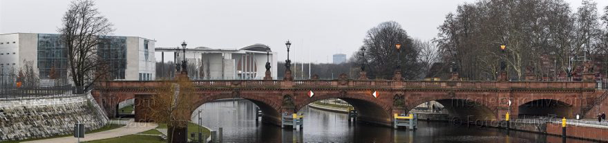 Berlin. Tiergarten. Spree. Moltkebrücke
3. 3. 2007. Berlin. Mitte. Tiergarten. Regierungsviertel. Fluss Spree. Moltkebrücke
Schlüsselwörter: Berlin;Deutschland;Fluss;Germany;Mitte;Moltkebrücke;Panorama;Regierungsviertel;2007;Spree