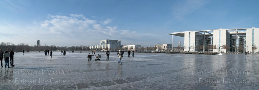 Berlin. Tiergarten. Bundestag. Kanzleramt. Winter. Eis
18. 1. 2009. Berlin. Mitte. Tiergarten. Regierungsviertel. Bundestag. Kanzleramt. Winter. Eis
Schlüsselwörter: Berlin;Bundestag;Deutschland;Eis;Germany;Kanzleramt;Mitte;Panorama;Regierungsviertel;2009;Winter