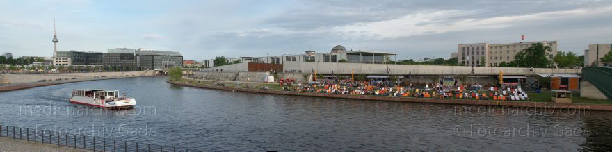 Berlin. Tiergarten. Spree. Bundestag. Schweizer Botschaft. Ludwig-Erhard-Ufer
9. 5. 2009. Berlin. Mitte. Tiergarten. Regierungsviertel. Fluss Spree. Bundestag. Schweizer Botschaft. Ludwig-Erhard-Ufer
Schlüsselwörter: Berlin;Deutschland;Fluss;Germany;Mitte;Panorama;Regierungsviertel;Spree;2009;Tiergarten