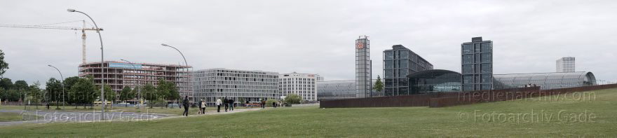 Berlin. Regierungsviertel. Spreebogenpark
29. 5. 2014. Berlin. Mitte. Tiergarten. Regierungsviertel. Spreebogenpark. Hauptbahnhof
Schlüsselwörter: Berlin;Hauptbahnhof;Mitte;Panorama;Regierungsviertel;Spreebogenpark;2014;Tiergarten