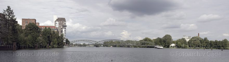 Berlin. Spandau. Havel. Eiswerderbrücke. Spree
31. 8. 2011. Berlin. Spandau. Havel. Eiswerderbrücke. Fluss Spree
Schlüsselwörter: Berlin;Boote;Deutschland;Eiswerderbrücke;Germany;Havel;Panorama;Spandau;2011;Wasserstadtbrücke