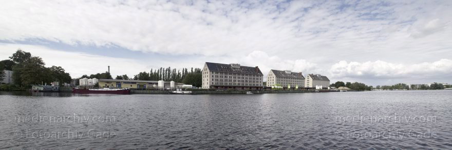 Berlin. Spandau. Havel. Speicher. An der Wasserstadt
31. 8. 2011. Berlin. Spandau. Havel. Speicher. An der Wasserstadt
Schlüsselwörter: Berlin;Boote;Deutschland;Germany;Havel;Panorama;2011;Spandau