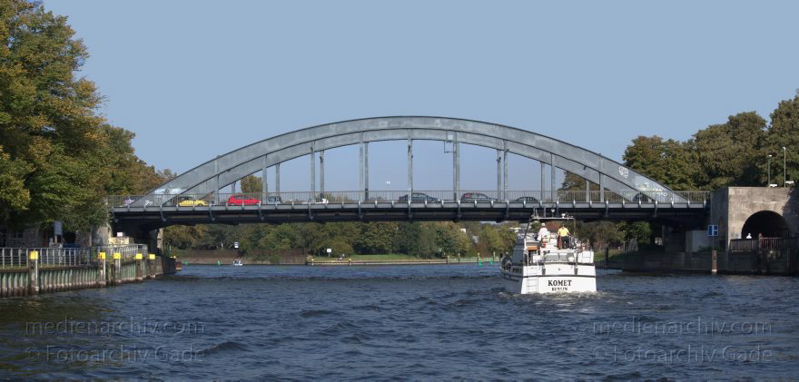 Berlin. Spandau. Havel. Motorboot. Brücke
25. 9. 2011. Berlin. Spandau. Fluss Havel. Motorboot. Brücke
Schlüsselwörter: Berlin;Boote;Brücke;Deutschland;Fluss;Germany;Havel;Panorama;2011;Spandau
