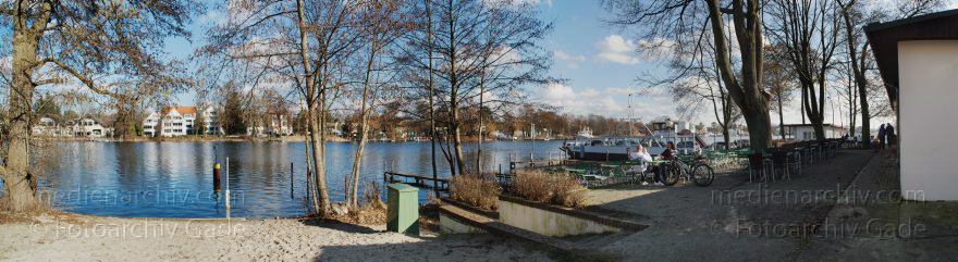 Berlin. Spandau. Hakenfelde. Am Ufer der Havel bei der Autofähre Hol Über III
22. 2. 2014. Berlin. Spandau. Hakenfelde. Am Ufer der Havel bei der Autofähre Hol Über III. Gartenlokal Fährhaus. Tegelort auf der andere Uferseite
Schlüsselwörter: Autofähre;Berlin;Fluss;Fährhaus;Hakenfelde;Havel;2014;Spandau