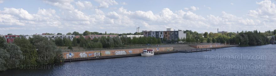 Berlin. Spandau. Havel. Bootsanleger für Sportboote
12. 8. 2014. Berlin. Spandau. Fluss Havel. Spandauer Havelpromenade. Bootsanleger für Sportboote. Liegeplatz
Schlüsselwörter: Berlin;Bootsanleger;Fluss;Havel;Havelpromenade;Panorama;2014;Spandau
