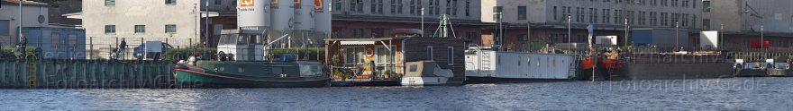 Berlin. Spandau. Schiffe und Boote an einer Spundwand vor den Speichern
22. 10. 2013. Berlin. Spandau. Hakenfelde. Fluss Havel. Schiffe und Boote an einer Spundwand vor den Speichern
Schlüsselwörter: Berlin;Boote;Fluss;Germany;Hakenfelde;Havel;Panorama;Schiffe;Spandau;2013;Spundwand