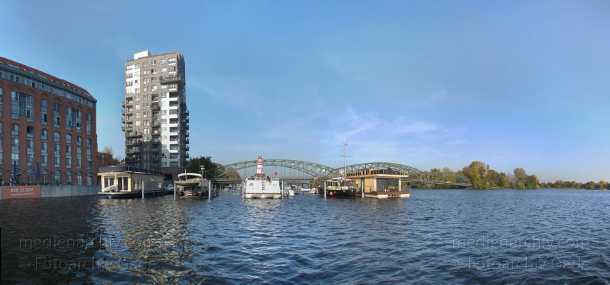 Berlin. Spandau. Fluss Havel. Eiswerderbrücke. Altstadthafen
22. 10. 2013. Berlin. Spandau. Fluss Havel. Eiswerderbrücke. Altstadthafen. Boote
Schlüsselwörter: Altstadthafen;Berlin;Boote;Eiswerderbrücke;Fluss;Germany;Hausboote;Havel;Panorama;2013;Spandau