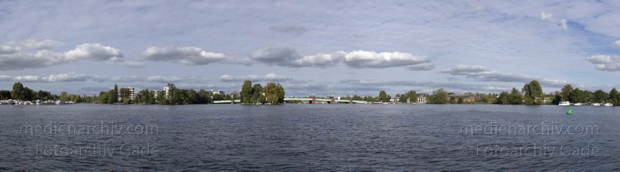 Berlin. Spandau. Havel Insel Kleiner Wall. Spandauer-See-Brücke.
23. 9. 2012. Berlin. Spandau. Fluss. Obere Havel. Insel Kleiner Wall. Spandauer-See-Brücke.
Schlüsselwörter: Berlin;Deutschland;Fluss;Germany;Havel;Insel;Kleiner Wall;Obere Havel;Panorama;Spandau;2012;Spandauer-See-Brücke