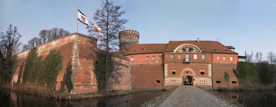 Berlin. Spandau. Zitadelle. Wasserburg. Festung.
6. 4. 2005. Berlin. Spandau. Zitadelle. Wasserburg. Festung.
Schlüsselwörter: Berlin;Deutschland;Festung;Germany;Panorama;Wasserburg;2005;Zitadelle
