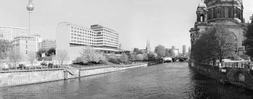 Berlin. Spree
1998. Berlin. Mitte. Fluss. Spree
Schlüsselwörter: Berlin;Deutschland;Fluss;Germany;Mitte;Panorama;1998;Spree