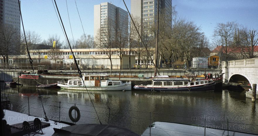 Berlin. Museumshafen. Boote
Februar 2003. Berlin. Mitte. Museumshafen. Boote
Schlüsselwörter: Berlin;Boote;Deutschland;Fischerinsel;Germany;Mitte;Museumshafen;2003;Panorama