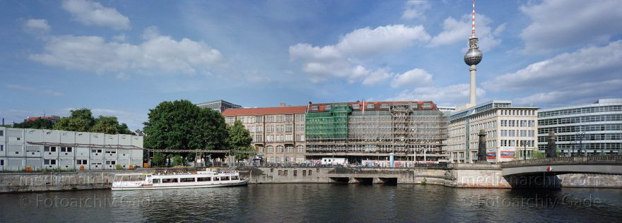 Berlin. Mitte. Spree. Spreepromenade. Fahrgastschiffe. MS Spree Lady
Juni 2003. Berlin. Mitte. Spree. Spreepromenade. Ausflugsdampfer. Fahrgastschiffe. MS Spree Lady.
Schlüsselwörter: 2003;Ausflugsdampfer;Berlin;Boote;Deutschland;Fahrgastschiffe;Fernsehturm;Fluss;Friedrichsbrücke;Germany;Mitte;Schiffe;Spree;MS Spree Lady