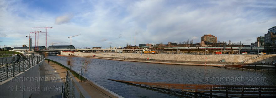 Berlin. Kapelleufer. Spree. Hauptbahnhof. Baustelle.
23. 01. 2005. Berlin. Mitte. Kapelleufer. Fluss Spree. Hauptbahnhof. Baustelle.
Schlüsselwörter: Berlin;Deutschland;Fluss;Germany;Mitte;Panorama;2005;Spree
