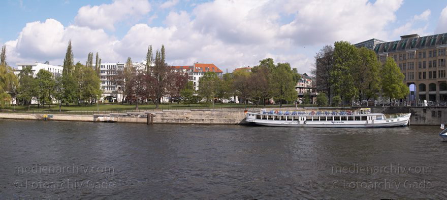Berlin. Spree bei der Museumsinsel
28. 4. 2005. Berlin. Mitte. Fluß / Fluss Spree bei der Museumsinsel. (Panorama: Pentax *ist DS / zwei Einzelbilder)
Schlüsselwörter: Berlin;Deutschland;Fluss;Germany;Mitte;Panorama;2005;Spree