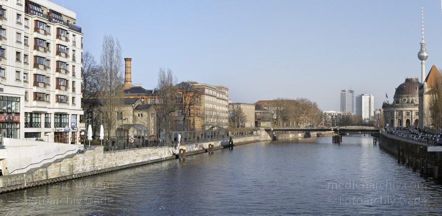 Berlin. Spree. Museumsinsel. Bode Museum. Fernsehturm.
Februar 2007. Deutschland. Berlin. Mitte. Spree. Museumsinsel. Bode Museum. Fernsehturm.
Schlüsselwörter: Berlin;Deutschland;Germany;Mitte;2007;Panorama
