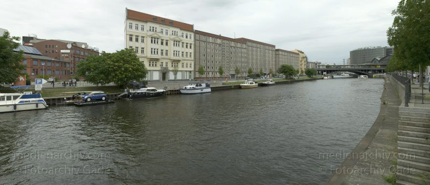 Berlin. Spree beim Schiffbauerdamm.
7. 8. 2010. Berlin. Mitte. Fluss Spree beim Schiffbauerdamm.
Schlüsselwörter: Berlin;Boote;Deutschland;Fluss;Germany;Mitte;Panorama;Schiffbauerdamm;Spree;2010;Stadt