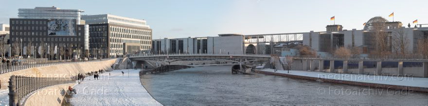 Berlin. Tiergarten. Spree. Winter. Schnee. Kronprinzenbrücke
1. 1. 2011. Berlin. Mitte. Tiergarten. Regierungsviertel. Fluss Spree. Winter. Schnee. Kronprinzenbrücke
Schlüsselwörter: Berlin;Bundestag;Deutschland;Germany;Kapelle-Ufer;Ludwig-Erhard-Ufer;Mitte;Panorama;Regierungsviertel;Spree;2011;Tiergarten