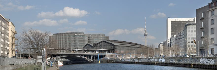 Berlin. Fluss Spree. Bahnhof Friedrichstraße
21. 3. 2014. Berlin. Fluss Spree. Bahnhof Friedrichstraße. Ernst & Young. Schiffbauerdamm
Schlüsselwörter: Bahnhof;Berlin;Ernst & Young;Fluss;Friedrichstraße;Germany;Panorama;Schiffbauerdamm;2014;Spree