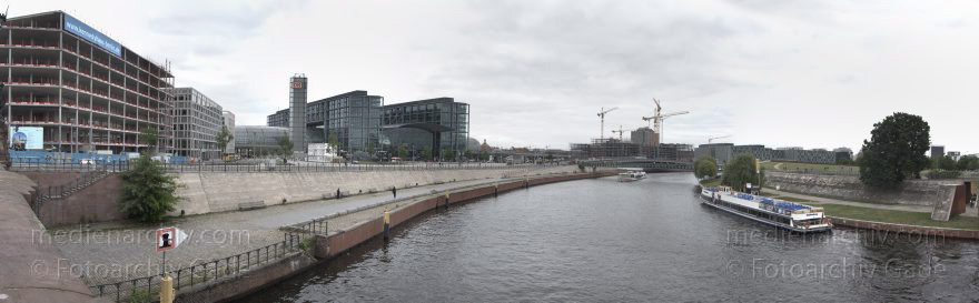 Berlin. Mitte
29. 5. 2014. Berlin. Mitte. Moabit. Baustellen beim Bahnhof. Fluss Spree. John F. Kennedy Haus
Schlüsselwörter: Baustelle;Berlin;Fluss;Hauptbahnhof;Kennedyhaus;Mitte;Moabit;Panorama;Regierungsviertel;2014;Spree;John F Kennedy Haus