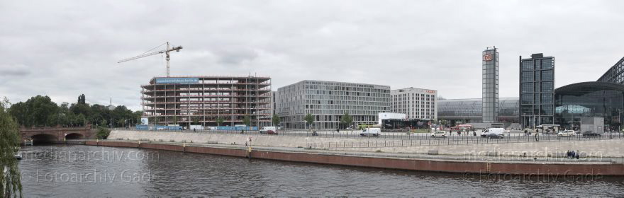 Berlin. Spree
29. 5. 2014. Berlin. Mitte. Fluss Spree im Regierungsviertel. Baustelle John F. Kennedy Haus
Schlüsselwörter: Berlin;Fluss;Hauptbahnhof;Hotel;Mitte;Moabit;Panorama;Regierungsviertel;Spree;2014;Steigenberger