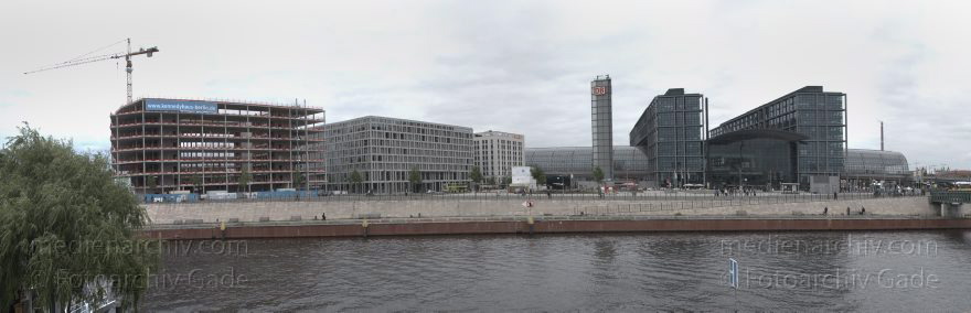 Berlin. Spree. Hauptbahnhof
29. 5. 2014. Berlin. Mitte. Regierungsviertel. Hauptbahnhof. Fluss Spree
Schlüsselwörter: Baustelle;Berlin;Fluss;Hauptbahnhof;Hotel;Kennedyhaus;Mitte;Moabit;Panorama;Regierungsviertel;Spree;2014;Steigenberger;John F Kennedy Haus