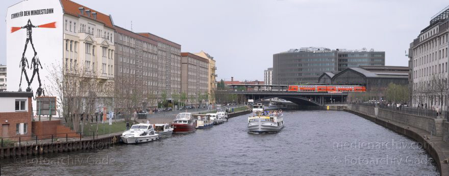 Berlin. Spree. Bahnhof Friedrichstraße
2. 5. 2010. Berlin. Mitte. Fluss Spree. Bahnhof Friedrichstraße
Schlüsselwörter: Berlin;Deutschland;Fluss;Germany;Mitte;Panorama;Regierungsviertel;Reichstagufer;Schiffbauerdamm;2010;Spree