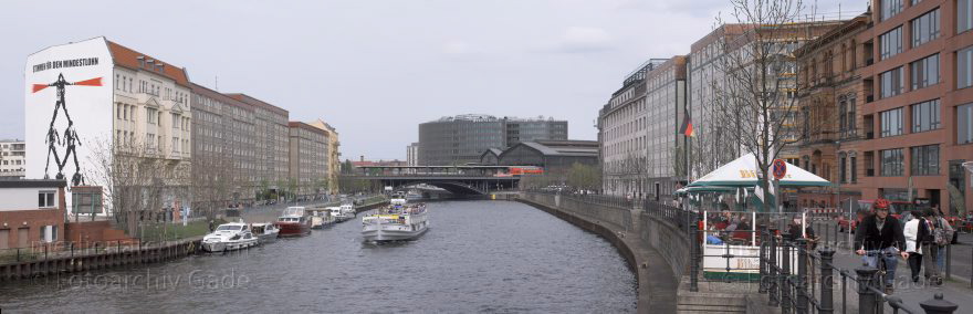 Berlin. Spree. Bahnhof Friedrichstraße
2. 5. 2010. Berlin. Mitte. Fluss Spree. Bahnhof Friedrichstraße
Schlüsselwörter: Berlin;Deutschland;Fluss;Germany;Mitte;Panorama;Regierungsviertel;Reichstagufer;Schiffbauerdamm;2010;Spree