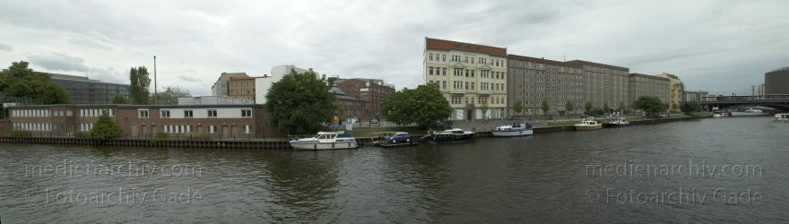 Berlin. Spree beim Schiffbauerdamm.
7. 8. 2010. Berlin. Mitte. Fluss Spree beim Schiffbauerdamm.
Schlüsselwörter: Berlin;Boote;Deutschland;Fluss;Germany;Mitte;Panorama;Schiffbauerdamm;Spree;2010;Stadt