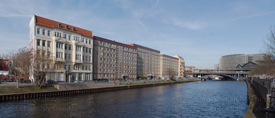Berlin. Mitte. Schiffbauerdamm. Fluss Spree
20. 3. 2014. Berlin. Mitte. Plattenbauten am Schiffbauerdamm. Fluss Spree
Schlüsselwörter: Berlin;Fluss;Mitte;Plattenbauten;Schiffbauerdamm;2014;Spree