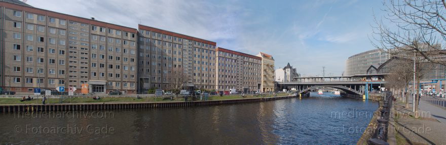Berlin. Mitte. Schiffbauerdamm. Fluss Spree
20. 3. 2014. Berlin. Mitte. Plattenbauten am Schiffbauerdamm. Fluss Spree
Schlüsselwörter: Berlin;Fluss;Mitte;Plattenbauten;Schiffbauerdamm;2014;Spree
