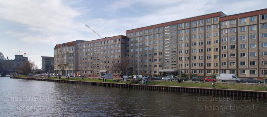 Berlin. Mitte. Schiffbauerdamm. Fluss Spree
20. 3. 2014. Berlin. Mitte. Plattenbauten am Schiffbauerdamm. Fluss Spree
Schlüsselwörter: Berlin;Fluss;Mitte;Plattenbauten;Schiffbauerdamm;2014;Spree