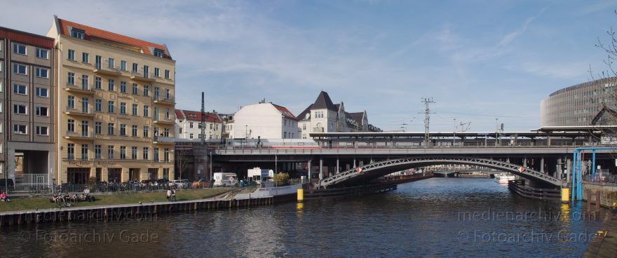 Berlin. Mitte. Schiffbauerdamm. Fluss Spree
20. 3. 2014. Berlin. Mitte. Schiffbauerdamm. Fluss Spree
Schlüsselwörter: Berlin;Fluss;Mitte;Schiffbauerdamm;2014;Spree