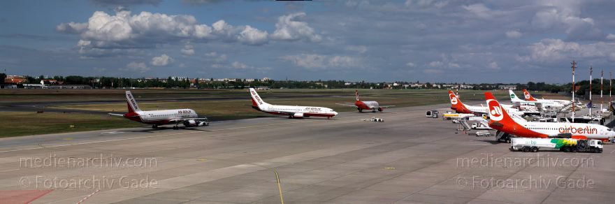 Berlin. Flughafen Tegel. Flugzeuge. Flugplatz
20. 6. 2010. Berlin. Tegel. Flughafen. Flugzeuge. Blick von der Besucherterrasse.
Schlüsselwörter: Berlin;Deutschland;Flughafen;Flugzeuge;Germany;Panorama;Reinickendorf;2010;Tegel