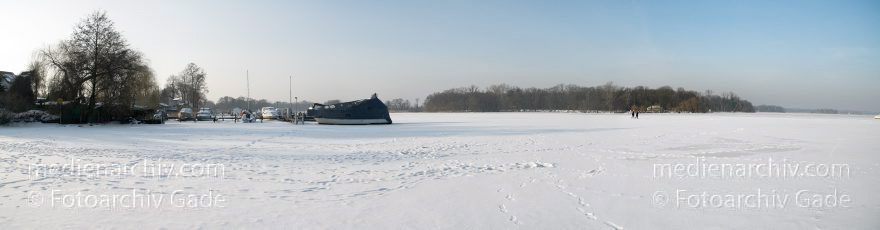 Berlin. Reinickendorf zugefrorener Tegeler See. Winter. Eis
24. 1. 2010. Berlin. Reinickendorf. Tegel. zugefrorener Tegeler See. Winter. Eis
Schlüsselwörter: 2010;Berlin;Deutschland;Eis;Germany;Panorama;Reinickendorf;Schnee;Tegel;Tegeler See;Winter