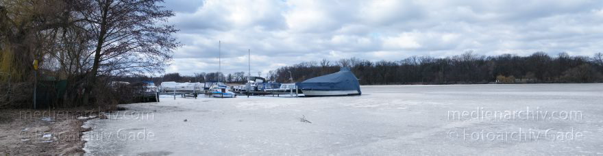 Berlin zugefrorener Tegeler See im Winter.
7. 3. 2010. Berlin. Tegel. Zugefrorener Tegeler See im Winter.
Schlüsselwörter: 2010;Berlin;Deutschland;Eis;Germany;Panorama;Reinickendorf;Tegel;Tegeler See;Winter;zugefroren
