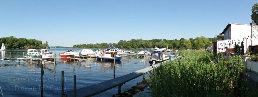 Berlin. Tegel. Tegeler See. Bootsstände am Saatwinkler Schlösschen Blumeshof. Sportboote. Motorboote
4. 6. 2011. Berlin. Tegel. Tegeler See. Bootsstände am Saatwinkler Schlösschen Blumeshof. Sportboote. Motorboote
Schlüsselwörter: Berlin;Blumeshof;Deutschland;Germany;Motorboote;Panorama;Saatwinkel;Sportboote;Tegel;2011;Tegeler See
