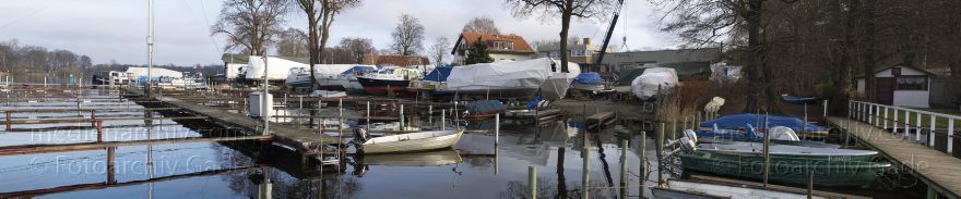 Berlin. Tegel. Tegeler See. Marina. Boote im Winterlager
1. 1. 2012. Berlin. Tegel. Tegeler See. Marina. Boote im Winterlager
Schlüsselwörter: 2012;Berlin;Boote;Deutschland;Germany;Marina;Panorama;Tegel;Tegeler See;Winter;Winterlager