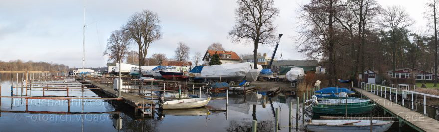 Berlin. Tegel. Tegeler See. Marina. Boote im Winterlager
1. 1. 2012. Berlin. Tegel. Tegeler See. Marina. Boote im Winterlager
Schlüsselwörter: 2012;Berlin;Boote;Deutschland;Germany;Marina;Panorama;Tegel;Tegeler See;Winter;Winterlager