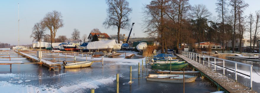 Berlin. Tegel. Tegeler See. Bootshaus Saatwinkel. Eis. Schnee. Zugefroren. Boote
31. 1. 2012. Berlin. Tegel. Tegeler See. Bootshaus Saatwinkel. Eis. Schnee. Zugefroren. Boote
Schlüsselwörter: 2012;Berlin;Boote;Deutschland;Eis;Germany;Panorama;Saatwinkel;Tegel;Tegeler See;Winter;Winterlager