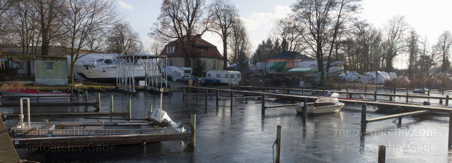 Berlin. Tegel. Tegeler See. Saatwinkel. Liegeplatz. Steg. Angelkahn. Kleines Motorboot mit Außenborder
26. 1. 2012. Berlin. Tegel. Tegeler See. Saatwinkel. Liegeplatz. Steg. Angelkahn. Kleines Motorboot mit Außenborder. Außenbord Motor. Winter. Kälte. Eis. Vereister See
Schlüsselwörter: Angelkahn;Außenbord Motor;Außenborder;Berlin;Boote;Deutschland;Eis;Germany;Motorboote;Panorama;Tegel;Tegeler See;Winter;2012;Winterlager