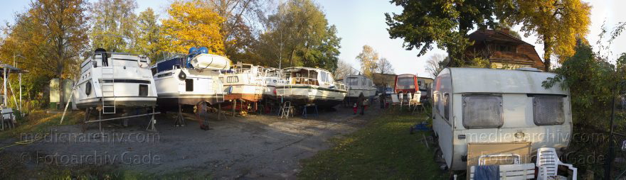 Berlin. Tegel. Tegeler See. Bootshaus Saatwinkel. Boote im Winterlager. Wohnwagen
29. 10. 2011. Berlin. Tegel. Tegeler See. Bootshaus Saatwinkel. Boote im Winterlager. Wohnwagen
Schlüsselwörter: Berlin;Bootshaus Saatwinkel;Deutschland;Germany;Panorama;Tegel;2011;Tegeler See