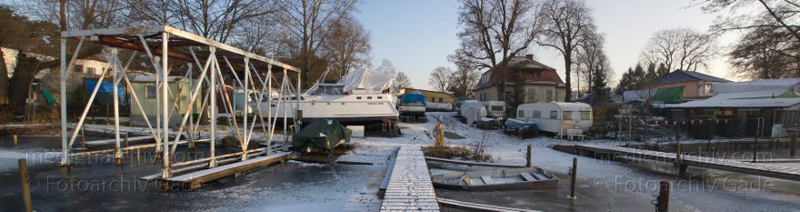 Berlin. Tegel. Tegeler See. Bootshaus Saatwinkel. Eis. Schnee. Zugefroren. Boote
31. 1. 2012. Berlin. Tegel. Tegeler See. Bootshaus Saatwinkel. Eis. Schnee. Zugefroren. Boote
Schlüsselwörter: Berlin;Boote;Deutschland;Eis;Germany;Panorama;Saatwinkel;Tegel;Tegeler See;Winter;2012;Winterlager