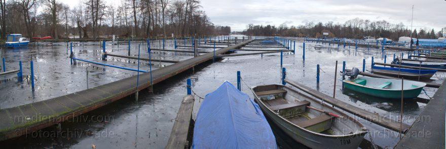 Berlin. Tegel. Tegeler See. Bootshaus Lahe. Zugefroren. Stege. Liegeplatz. Eis. Boote
26. 12. 2012. Berlin. Tegel. Tegeler See. Bootshaus Lahe. Zugefroren. Stege. Liegeplatz. Eis. Boote
Schlüsselwörter: Berlin;Boote;Deutschland;Eis;Germany;Panorama;Saatwinkel;Stege;Tegel;Tegeler See;2012;Winter