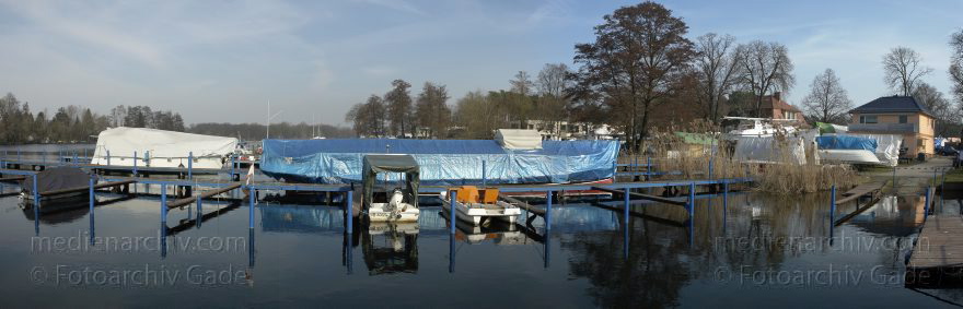 Berlin. Tegel. Tegeler See. Saatwinkel. Bootshaus Lahe. Boote im Winterlager
6. 3. 2014. Berlin. Tegel. Tegeler See. Saatwinkel. Bootshaus Lahe. Boote im Winterlager
Schlüsselwörter: Berlin;Boote;Bootshaus Lahe;Panorama;Saatwinkel;Tegel;Tegeler See;2014;Winterlager