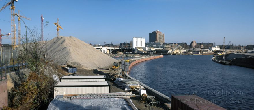 Berlin. Tiergarten Baustelle: An der Spree zwischen Lehrter Bahnhof und Bundestag
10. Dezember 2000. Berlin. Tiergarten
Baustelle: An der Spree zwischen Lehrter Bahnhof und Bundestag
Schlüsselwörter: Berlin;Deutschland;Fluss;Germany;Mitte;Panorama;Spree;2000;Tiergarten