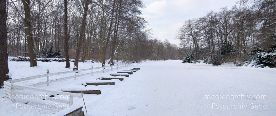 Berlin. Tiergarten. Am zugefrorenen Neuen See. Neuer See. Winter. Schnee.
14. 2. 2010. Berlin. Mitte. Tiergarten. Am zugefrorenen Neuen See. Neuer See. Winter. Schnee.
Schlüsselwörter: 2010;Berlin;Deutschland;Eis;Germany;Mitte;Neuen See;Neuer See;Panorama;Schnee;Tiergarten;Winter