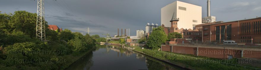 Berlin. Tiergarten. Moabit. Kraftwerk Moabit. Vattenfall.
14. 6. 2009. Berlin. Mitte. Tiergarten. Moabit. Kraftwerk Moabit. Vattenfall.
Schlüsselwörter: Berlin;Bewag;Deutschland;Germany;Kraftwerk Moabit;Mitte;Panorama;Stromerzeuger;Tiergarten;2009;Vattenfall