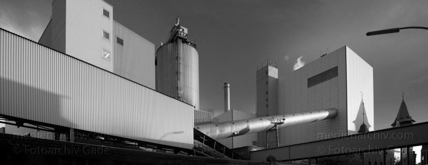Berlin. Tiergarten. Moabit. Kraftwerk Moabit. Vattenfall.
21. 6. 2009. Berlin. Mitte. Tiergarten. Moabit. Kraftwerk Moabit. Vattenfall.
Schlüsselwörter: 2009;Berlin;Bewag;Deutschland;Germany;Kraftwerk Moabit;Mitte;Panorama;Stromerzeuger;Tiergarten;2008;Vattenfall